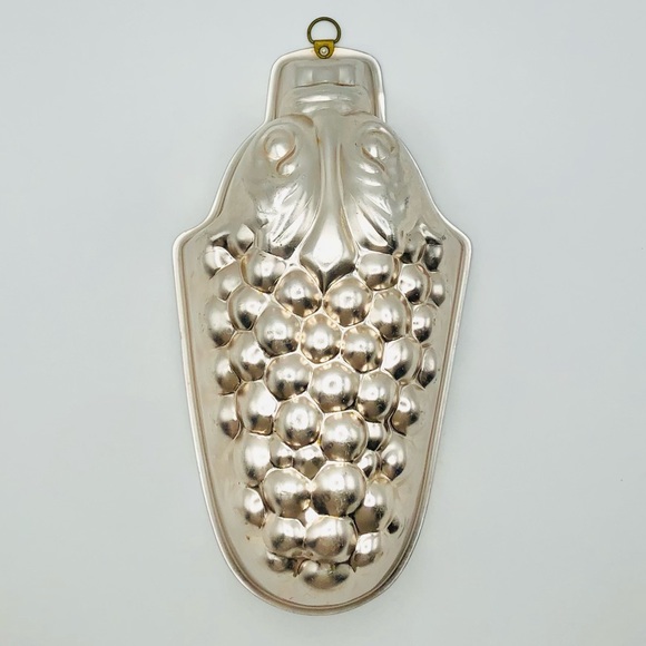 🍇 Vintage Grape Cake Pan Jell-O Mold - Picture 14 of 14